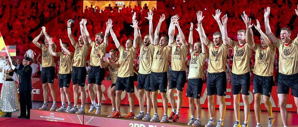 Der Bronze-Block. Die deutschen Volleyballer feierten ihre Medaille, als hätten sie und nicht Gastgeber Polen das WM-Finale gewonnen.