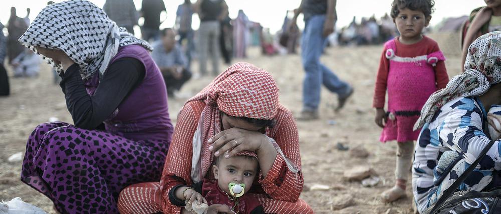 Die pure Not: Wie diese Frauen und Kinder versuchten am Wochenende viele syrische Kurden das Nachbarland zu erreichen.