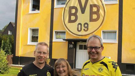 Martin und Katharina Winkelmann, Malermeister Uwe Walter (v.l.) vor dem BVB-Haus.