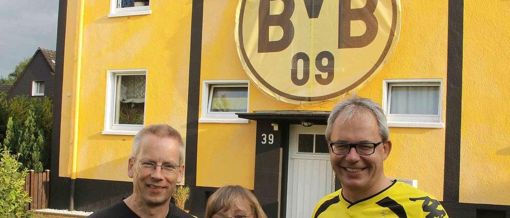 Martin und Katharina Winkelmann, Malermeister Uwe Walter (v.l.) vor dem BVB-Haus.
