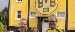 Martin und Katharina Winkelmann, Malermeister Uwe Walter (v.l.) vor dem BVB-Haus.