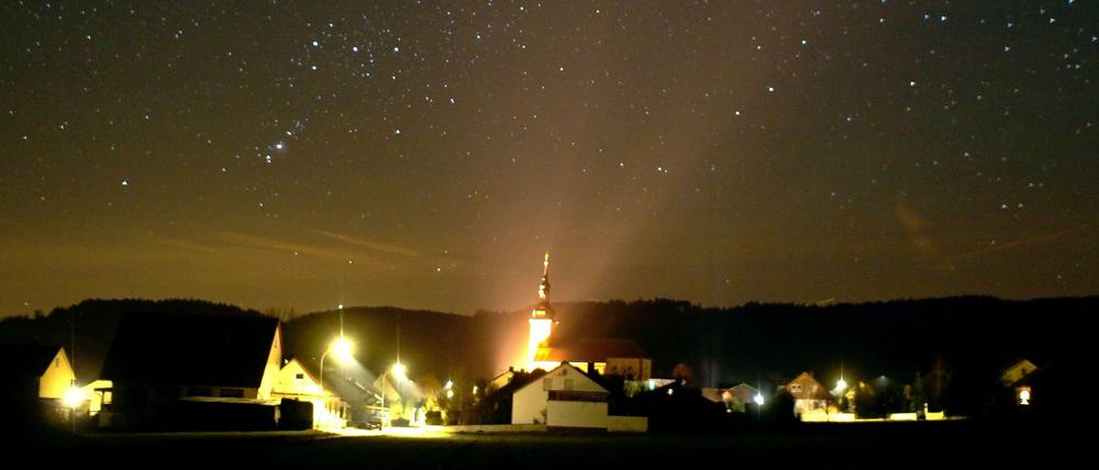 Verdunklung in der Röhn: Das bayerische Oberelsbach strahlt seine Kirche nun nicht mehr die ganze Nacht an, die Straßenbeleuchtung wird gedimmt.