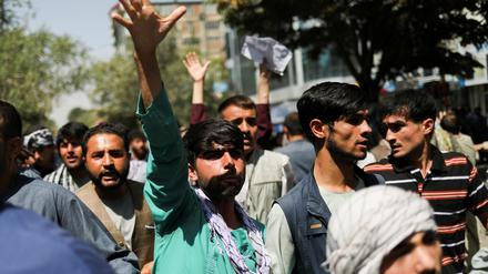 Afghanen protestieren gegen Pakistan, gemeinsam mit Taliban-Soldaten, 9. September 2021.