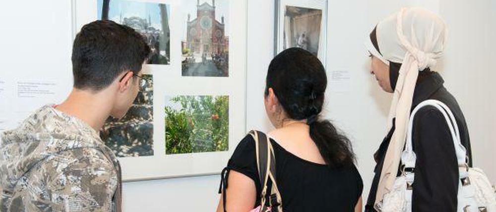 Schüler einer Partnerschule des Jüdischen Museums schauen sich eine Ausstellung an.