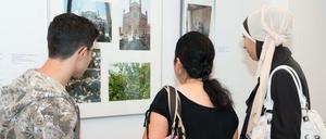 Schüler einer Partnerschule des Jüdischen Museums schauen sich eine Ausstellung an.
