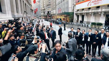 Stars an der Wall Street. Alibaba-Unternehmensgründer Jack Ma und seine Mitarbeiter vor der Börse.