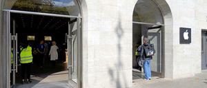 Aufpasser bei Apple. Das Geschäft wird jetzt von Wachschützern in gelben Warnwesten gesichert.