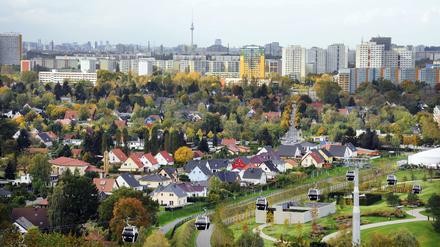 Viele Bedürfnisse am Stadtrand: Plattenbauten und Einfamilienhäuser in Marzahn-Hellersdorf.