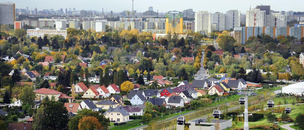 Viele Bedürfnisse am Stadtrand: Plattenbauten und Einfamilienhäuser in Marzahn-Hellersdorf.