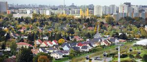 Viele Bedürfnisse am Stadtrand: Plattenbauten und Einfamilienhäuser in Marzahn-Hellersdorf.