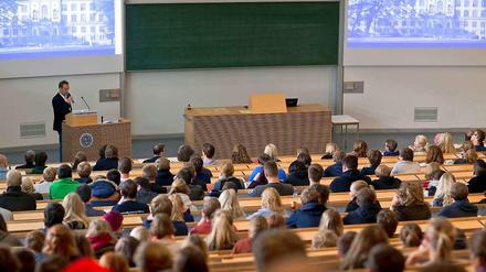 Ein Professor steht im Hörsaal vor Studierenden.