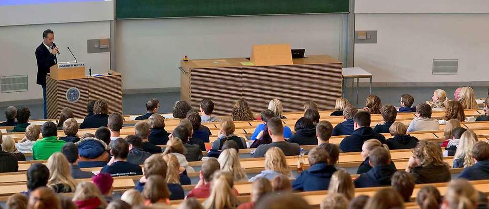 Ein Professor steht im Hörsaal vor Studierenden.