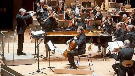 Jukka-Pekka Saraste dirigiert das WDR Sinfonieorchester Köln. In der Mitte: Cello-Solist Martin Löhr