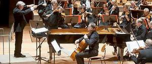 Jukka-Pekka Saraste dirigiert das WDR Sinfonieorchester Köln. In der Mitte: Cello-Solist Martin Löhr