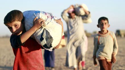 Syrische Kinder auf der Flucht Richtung türkische Grenze