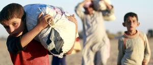 Syrische Kinder auf der Flucht Richtung türkische Grenze