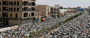 Wie zu jedem Freitagsgebet in den vergangenen Wochen blockierten auch heute hundertausende Anhänger der Houthi-Rebellen die Zufahrt zu Sanaas Flughafen.