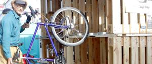 Ullrich Christ vor seinem Fahrradparkplatz.