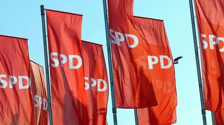 Drei Kandidaten, noch mehr Fahnen: Heute stellen sich die Anwärter aufs Amt des Regierenden Bürgermeisters im ersten Mitgliederforum der Berliner Parteibasis vor. 