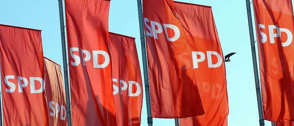 Drei Kandidaten, noch mehr Fahnen: Heute stellen sich die Anwärter aufs Amt des Regierenden Bürgermeisters im ersten Mitgliederforum der Berliner Parteibasis vor. 