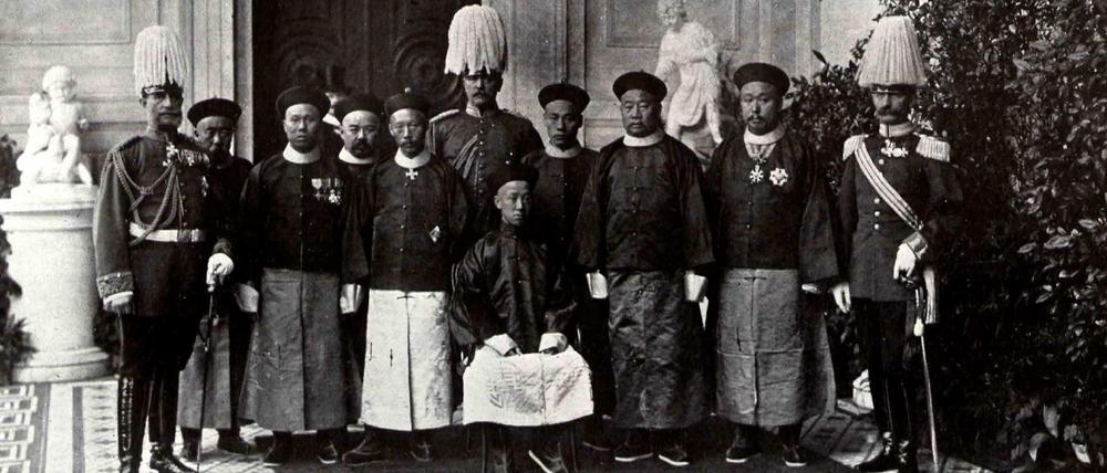 Unterwerfungsgeste. Nach der Niederschlagung des Boxer-Aufstands reist Prinz Chun (sitzend), Bruder des Kaisers von China, im September 1901 nach Berlin, um bei Kaiser Wilhelm II. Abbitte zu leisten.