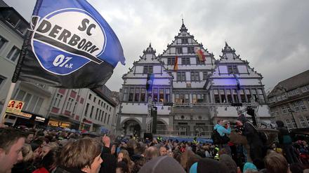 Das Rathaus in Paderborn: Eben noch Aufstiegsfeier, bald schon Meisterfeier? 