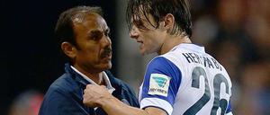 Nach seinem Platzverweis in Freiburg wird Nico Schulz (re.) seinem Trainer Jos Luhukay zwei Spiele lang fehlen. Diese Strafe setzte der DFB am Dienstag fest.