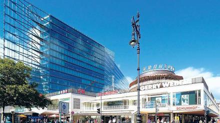 Glaspalast. Zu den bekanntesten Bauten am Ku’damm gehört das Neue Kranzler-Eck mit Läden und dem Bürohochhaus. Vom berühmten Café Kranzler blieb nur die Rotunde.