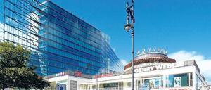 Glaspalast. Zu den bekanntesten Bauten am Ku’damm gehört das Neue Kranzler-Eck mit Läden und dem Bürohochhaus. Vom berühmten Café Kranzler blieb nur die Rotunde.