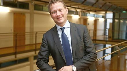Immer schwächer läuft nach Einschätzung des DIHK-Präsidenten Erik Schweitzer die deutsche Wirtschaft. Mit höheren Investitionen könnte die Politik einen Impuls dagegen setzen. 
