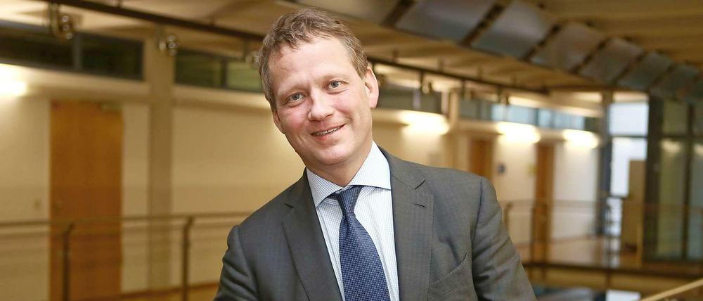 Immer schwächer läuft nach Einschätzung des DIHK-Präsidenten Erik Schweitzer die deutsche Wirtschaft. Mit höheren Investitionen könnte die Politik einen Impuls dagegen setzen.