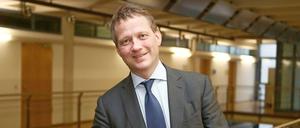 Immer schwächer läuft nach Einschätzung des DIHK-Präsidenten Erik Schweitzer die deutsche Wirtschaft. Mit höheren Investitionen könnte die Politik einen Impuls dagegen setzen. 