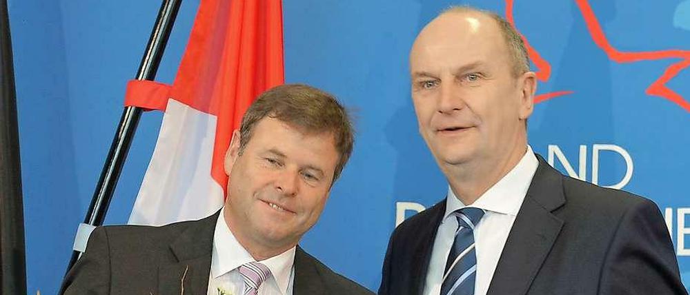 Blumen für den Partner. Ob der Strauß für die Linke auch so üppig wie bei der Ernennung Christian Görkes (l.) zum Minister?