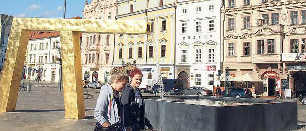 Goldbrunnen. An die Wasser speienden Designerstücke auf dem Platz der Republik haben sich die Pilsener inzwischen gewöhnt.