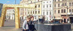 Goldbrunnen. An die Wasser speienden Designerstücke auf dem Platz der Republik haben sich die Pilsener inzwischen gewöhnt.