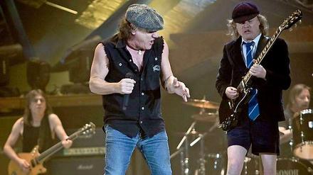 Malcolm Young, hinten links im Bild, verlässt AC/DC.