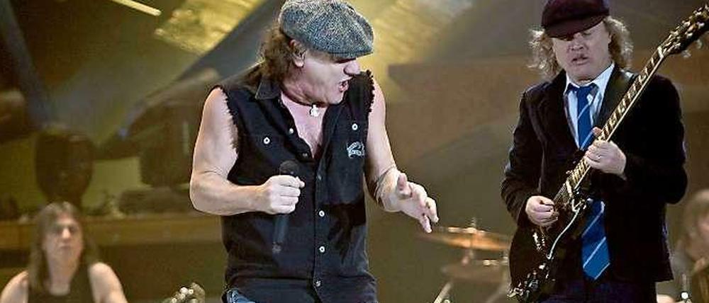 Malcolm Young, hinten links im Bild, verlässt AC/DC.
