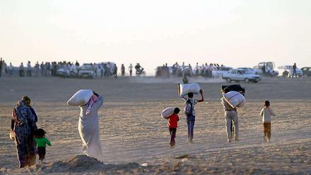 Die Leidtragenden all der Konflikte im Nahen Osten sind die Menschen - sie flüchten vor den Kämpfen, wie hier an der syrischen Grenze zur Türkei.