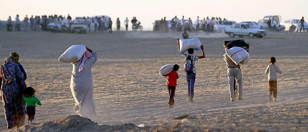 Die Leidtragenden all der Konflikte im Nahen Osten sind die Menschen - sie flüchten vor den Kämpfen, wie hier an der syrischen Grenze zur Türkei.