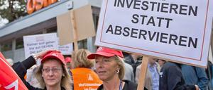 "Investieren statt abservieren!" fordern die Demonstrantinnen von der Geschäftsleitung von Osram. Am größten Fertigungsstandort Berlin sollen nach Osram-Angaben 283 der rund 1300 Stellen wegfallen. 