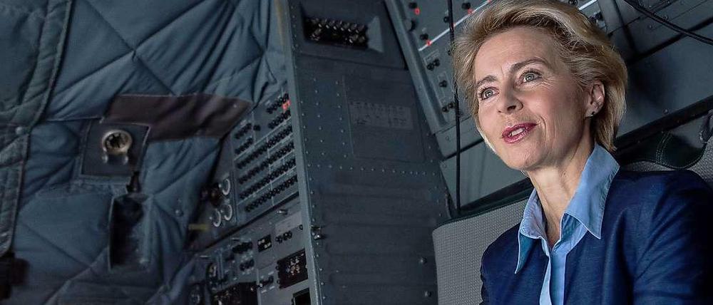 Auf dem Weg in den Irak: Bundesverteidigungsministerin Ursula von der Leyen (CDU) in einer Transall der Bundeswehr