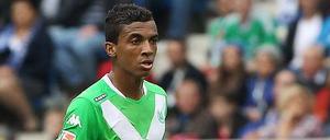 Luiz Gustavo droht schon die erste Gelbsperre der Saison.