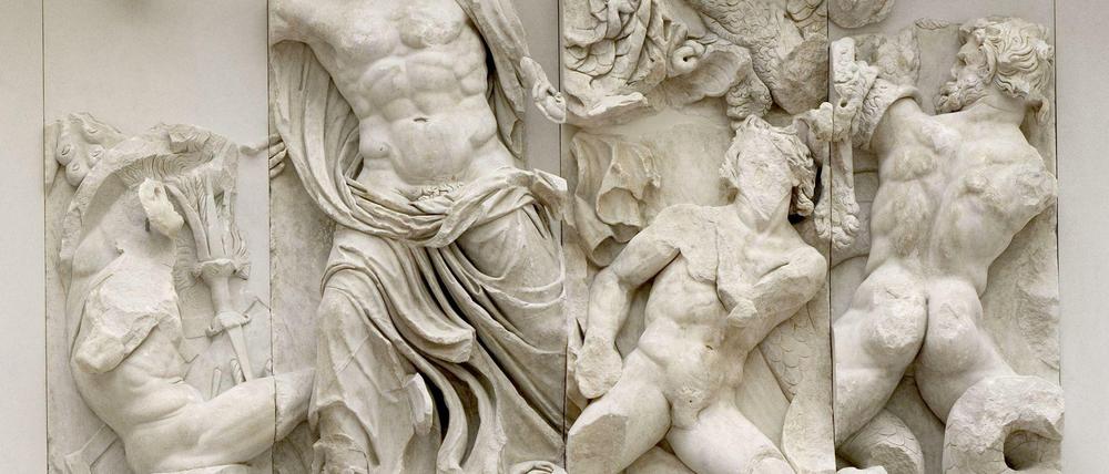 Siegertyp. Göttervater Zeus, hier – leider ohne Kopf – auf dem Ostfries, sendet Regenwolken und schleudert Blitze - einer steckt im Oberschenkel des geschlagenen Gegners links.