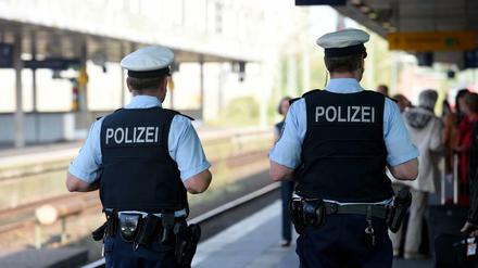 Einsatz am Bahnhof. Unbekannte haben eine Familie im Umland von Berlin verprügelt.