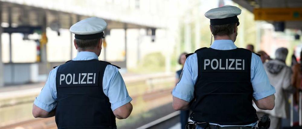 Einsatz am Bahnhof. Unbekannte haben eine Familie im Umland von Berlin verprügelt.