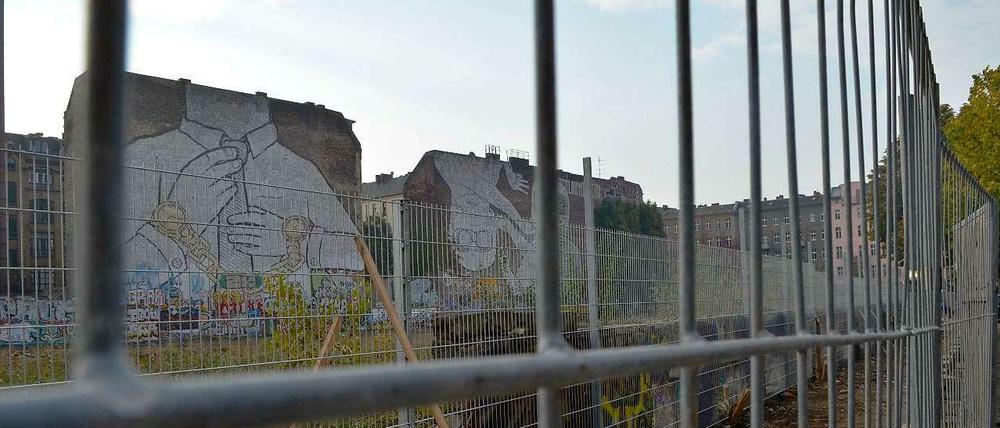 Ist die Street-Art an der Cuvry-Brache Kunst, oder kann sie weg? Eine Petition möchte die Bebauung des bekannten Street-Art-Werkes verhindern.