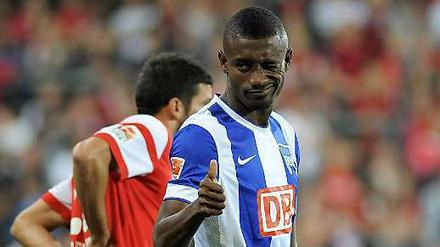Salomon Kalou (rechts) ist bisher zu zwei Kurzeinsätzen für Hertha BSC gekommen. Heute gegen Wolfsburg könnte er erstmals in der Startelf stehen – weil er mit seiner Schnelligkeit prädestiniert für das Konterspiel wäre.