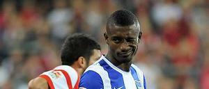 Salomon Kalou (rechts) ist bisher zu zwei Kurzeinsätzen für Hertha BSC gekommen. Heute gegen Wolfsburg könnte er erstmals in der Startelf stehen – weil er mit seiner Schnelligkeit prädestiniert für das Konterspiel wäre.