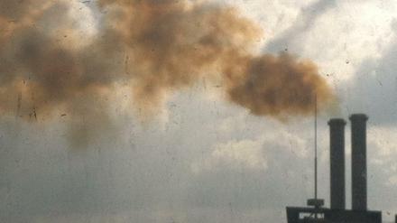 Schwarze Wolken überm Kraftwerk: Das fiel am Montag vielen Berlinern auf.