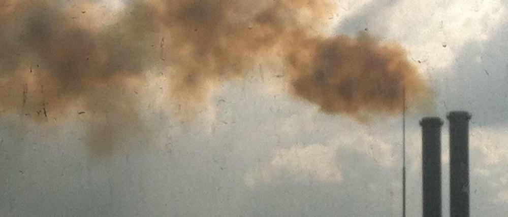 Schwarze Wolken überm Kraftwerk: Das fiel am Montag vielen Berlinern auf.